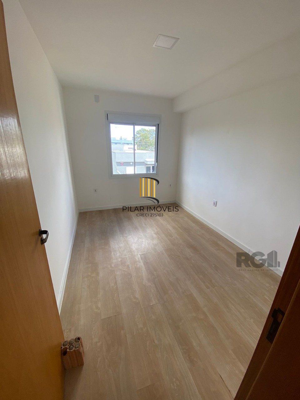 Casa com 03 Dormitórios / Amplo Terraço e Pátio