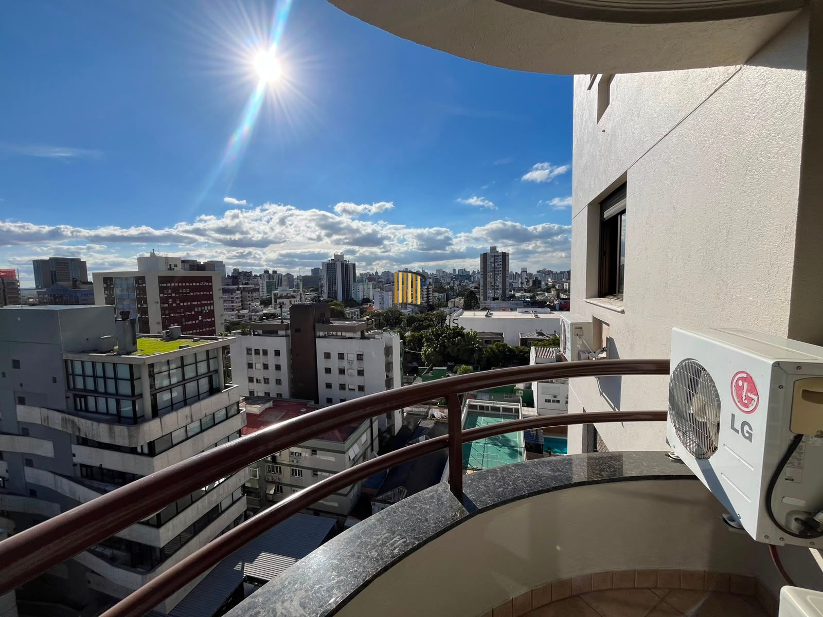 Apartamanto a venda no Menino Deus com 3 quartos e sacada