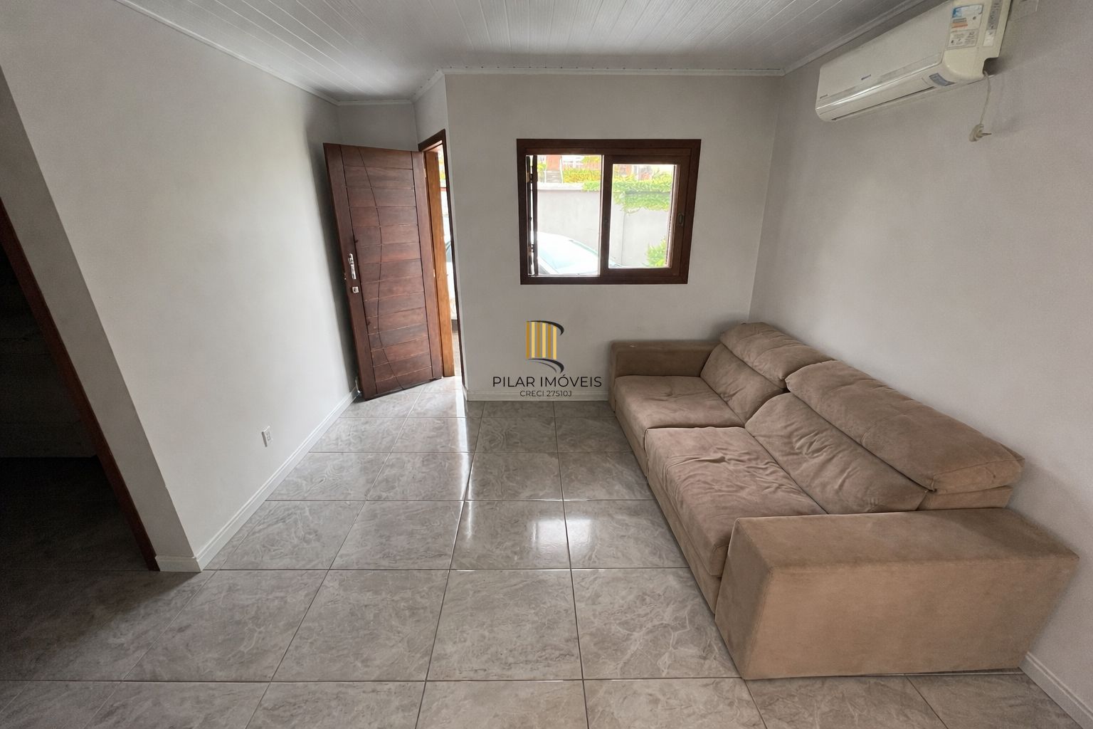 Casa com pátio grande semi-mobiliada no Bairro Camaquã.