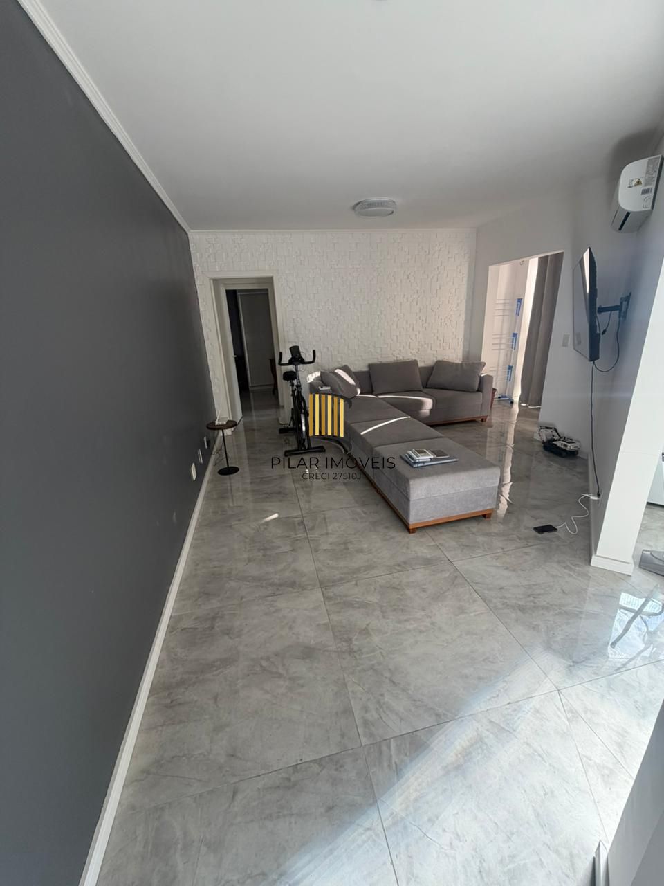 Apartamento de 1 dormitório, todo reformado e mobiliado, com vaga de garagem escriturada, localizado no bairro Santa Teresa.