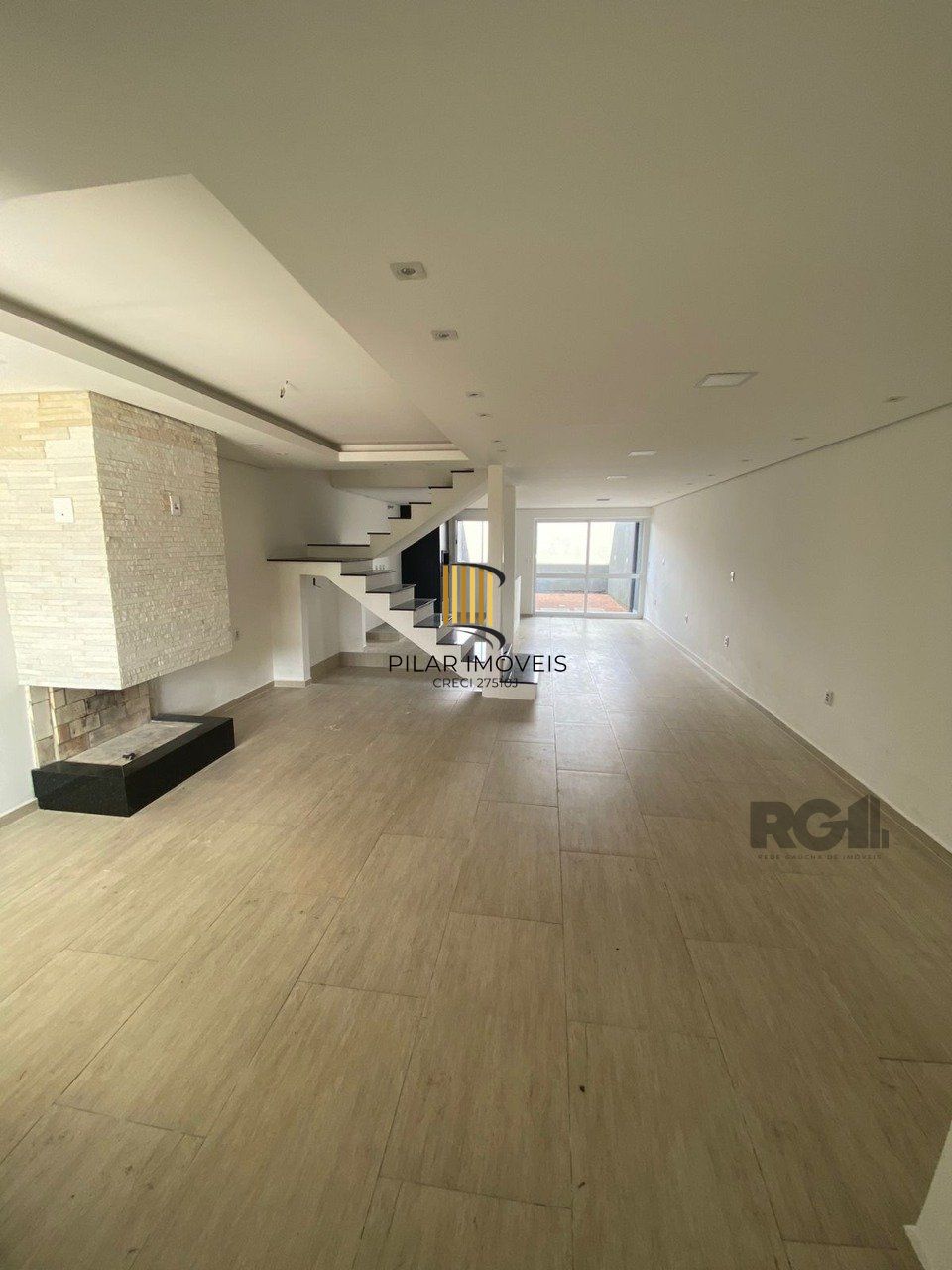 Casa com 03 Dormitórios / Amplo Terraço e Pátio