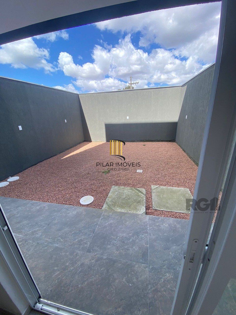 Casa com 03 Dormitórios / Amplo Terraço e Pátio
