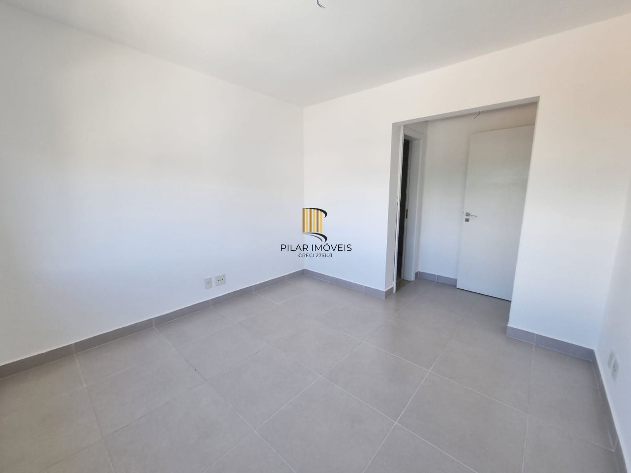 Apartamento 02 Dormitórios Com Sacada Bairro Tristeza