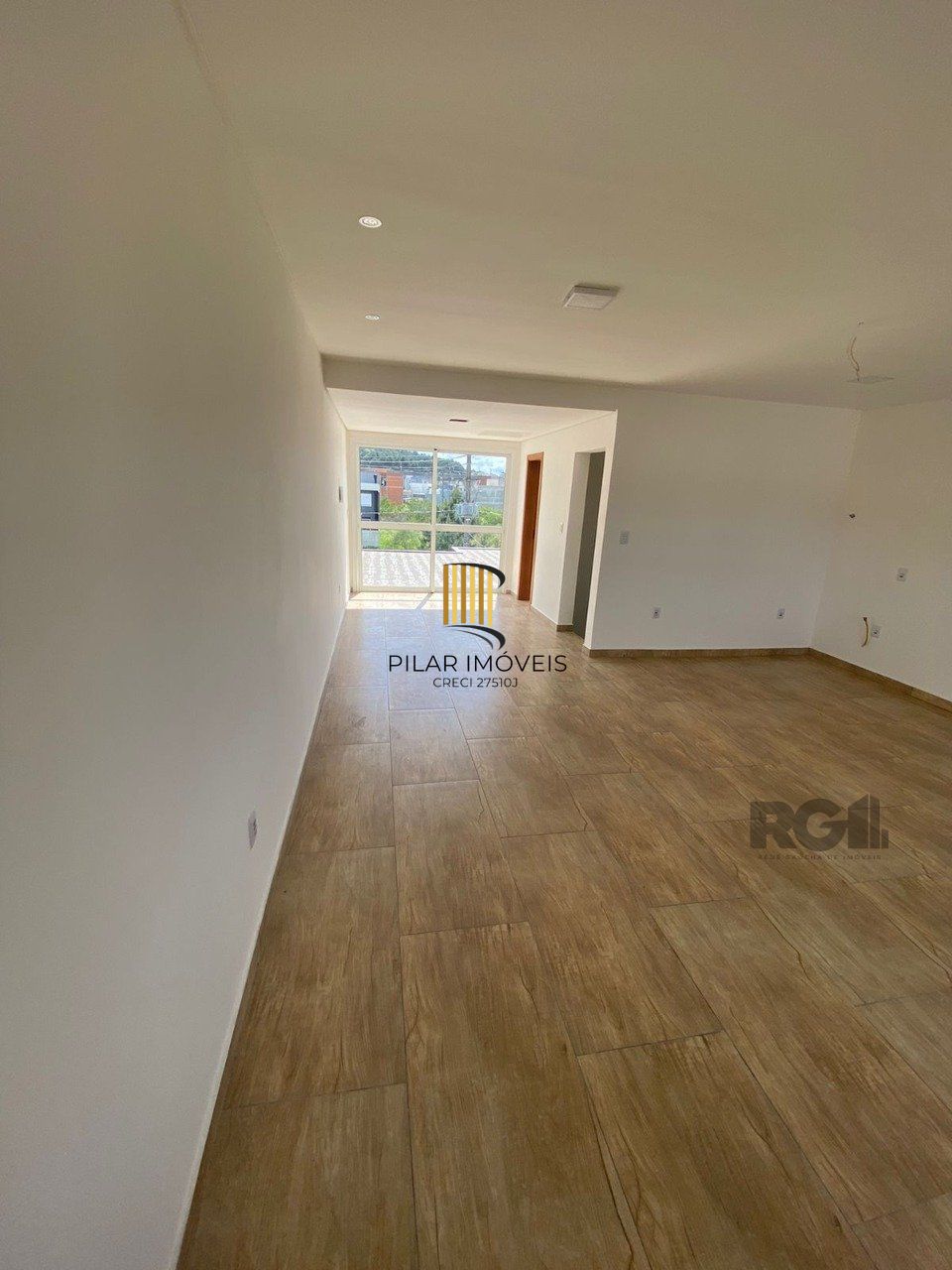 Casa com 03 Dormitórios / Amplo Terraço e Pátio