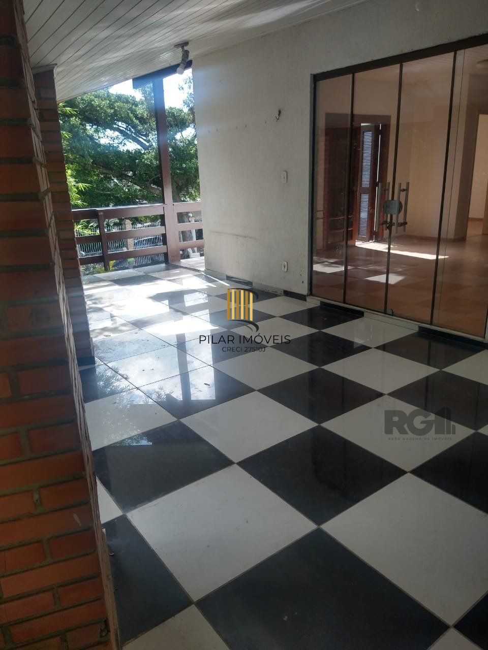 Casa Para Venda Com Amplo Pátio e Piscina