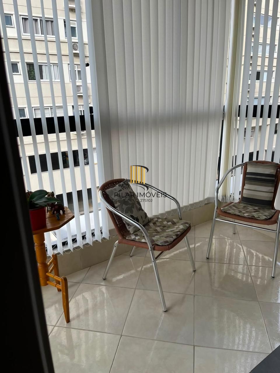 apartamento de 2 dormitórios a venda na rua Roque Calage