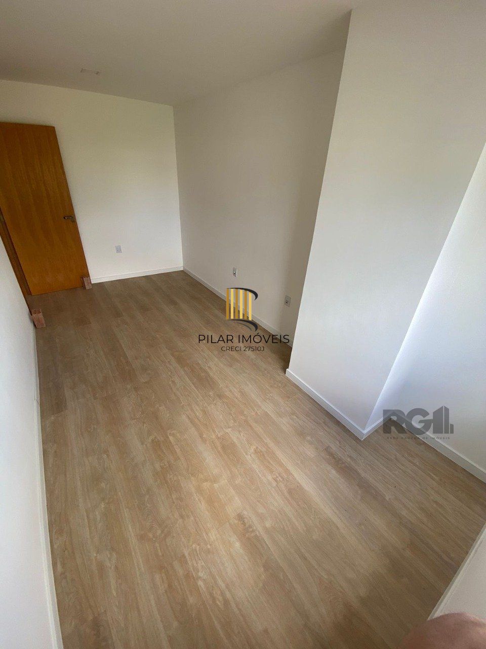 Casa com 03 Dormitórios / Amplo Terraço e Pátio