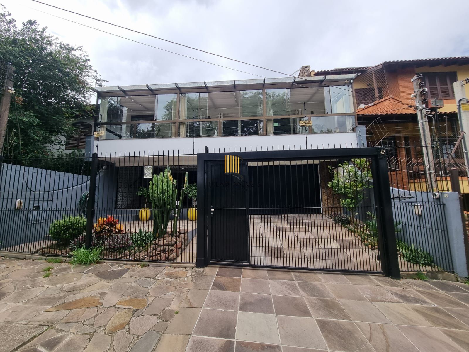 Casa terrea e reformada no bairro Nonoai - Pilar Imóveis