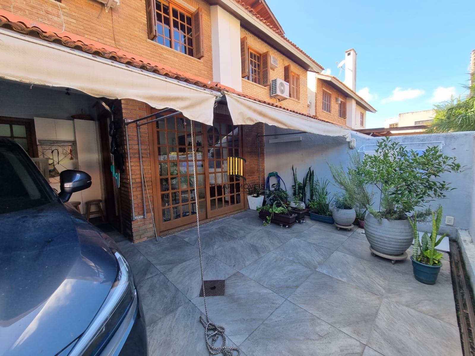 Casa de 3 Dormitórios em Condomínio Fechado Infra Completa