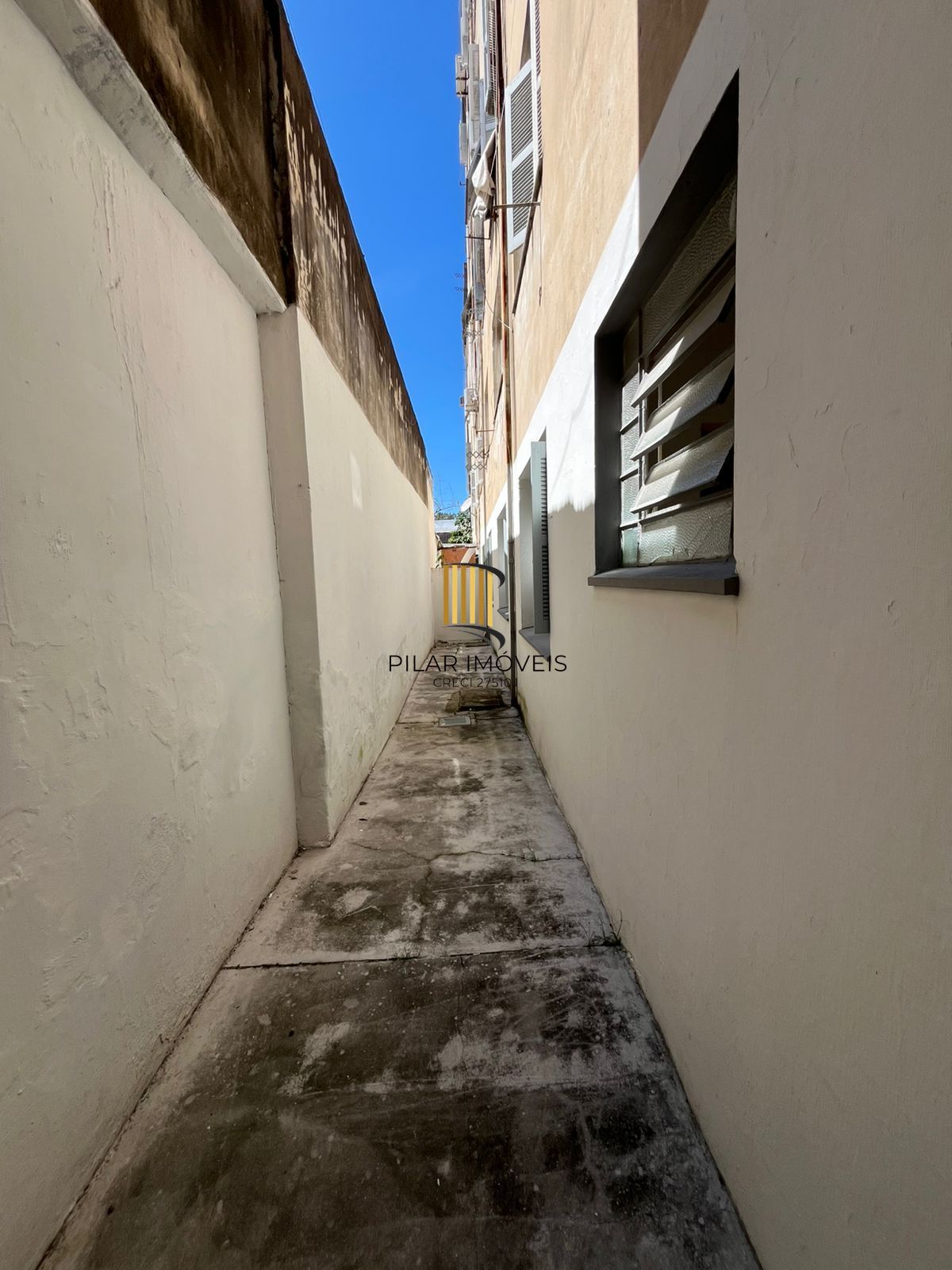 Apartamento térreo com pátio privativo em localização estratégica