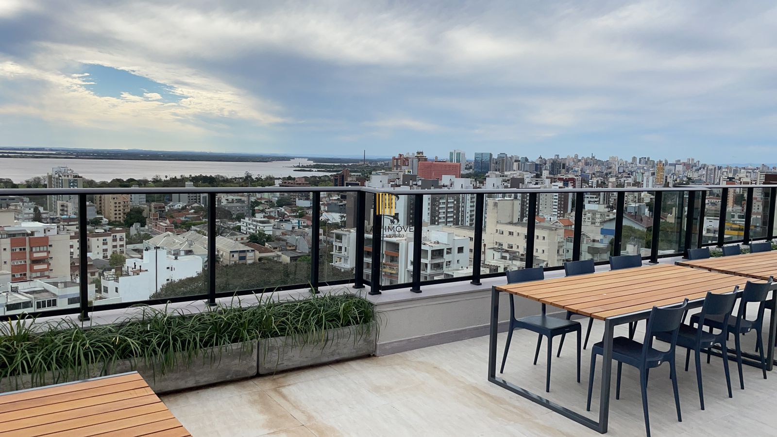 Apartamento para Venda - 101m², 3 dormitórios, sendo 3 suites, 2 vagas - Menino Deus