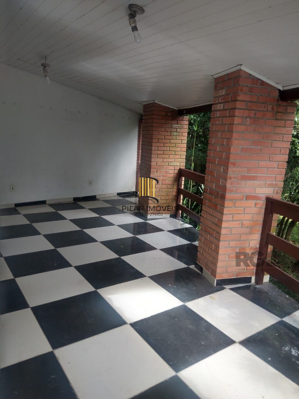Casa Para Venda Com Amplo Pátio e Piscina