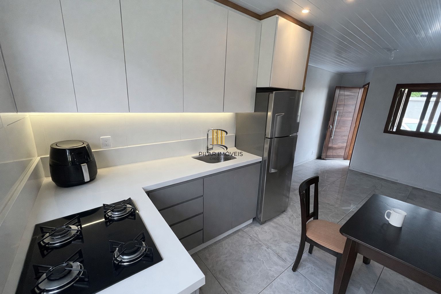 Casa com pátio grande semi-mobiliada no Bairro Camaquã.