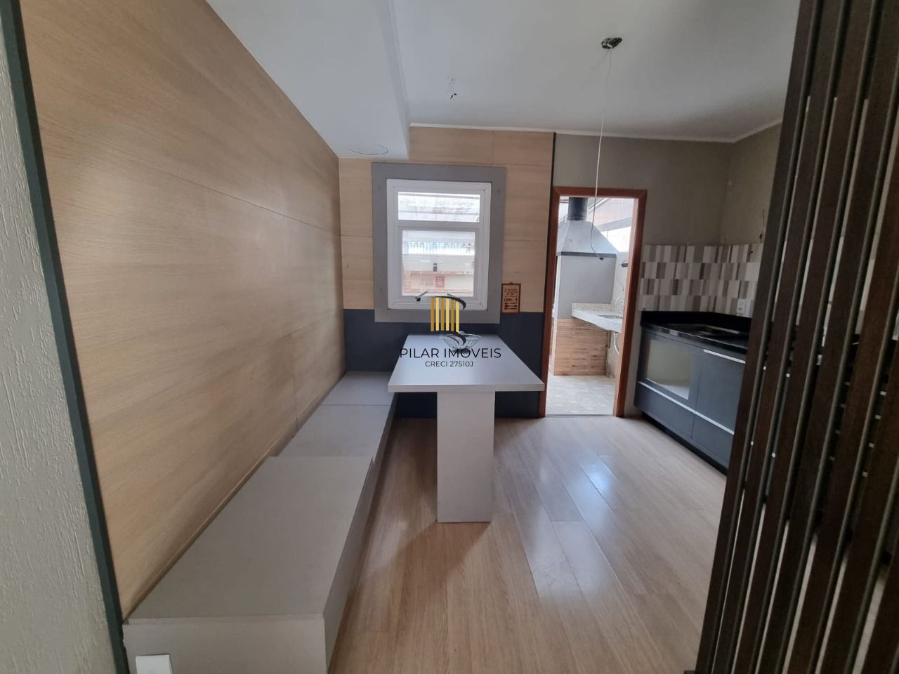Casa 3 Dormitórios / Suíte / Vaga Coberta / Bairro Camaquã