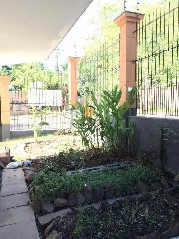 Vende prédio com 3 apartamentos, 9 dormitórios, 3 suíte, 3 salas amplas com churrasqueira, box 6 vaga coberta, 479 m² por R$ 1.200,000,00- São João - Porto Alegre/RS