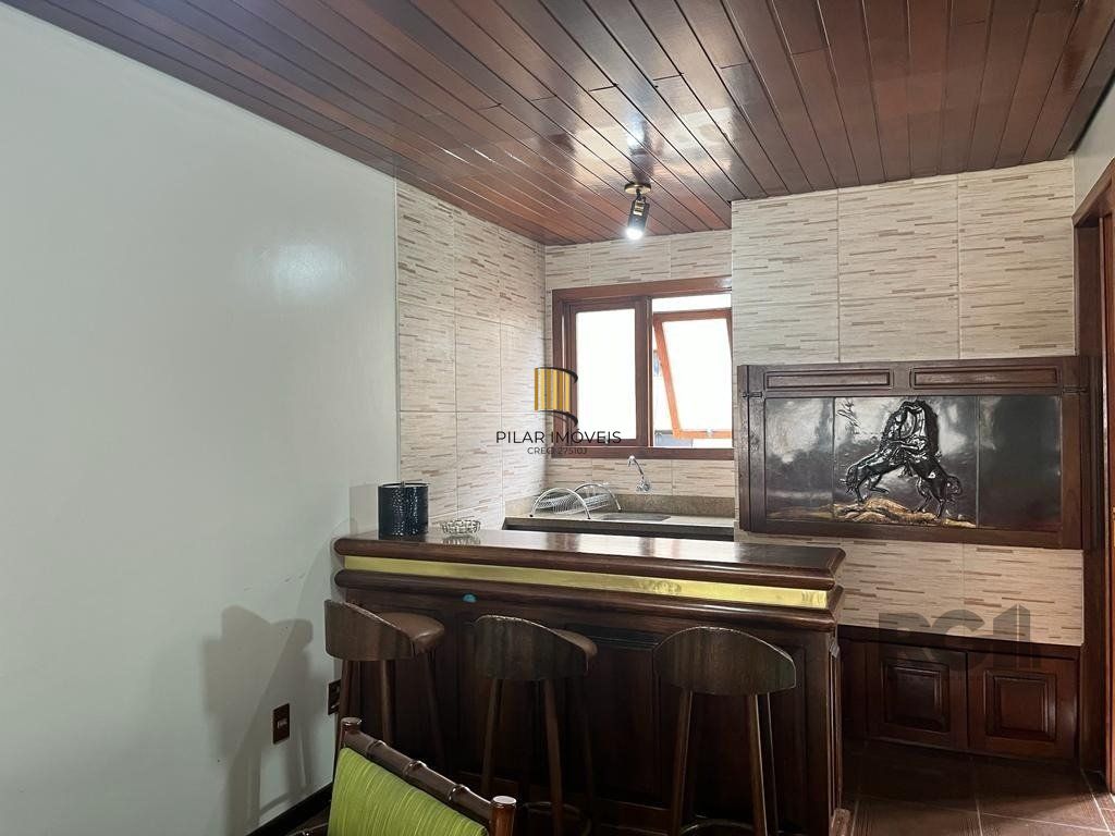 Cobertura para Comprar  com três dormitórios e uma suíte, duas vagas no bairro Petrópolis.