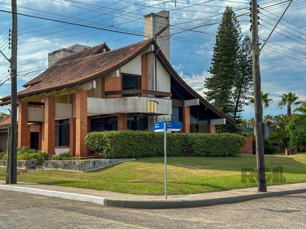 Icônica Casa para comprar  a poucos metros do mar em Atlântida