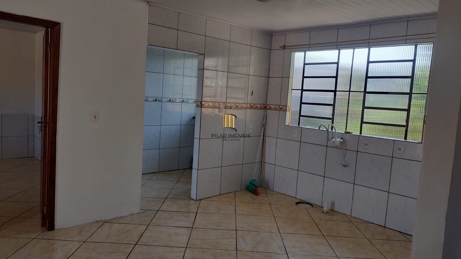Vende casa com 84m² ,  2 dormitórios, terreno com 300m²