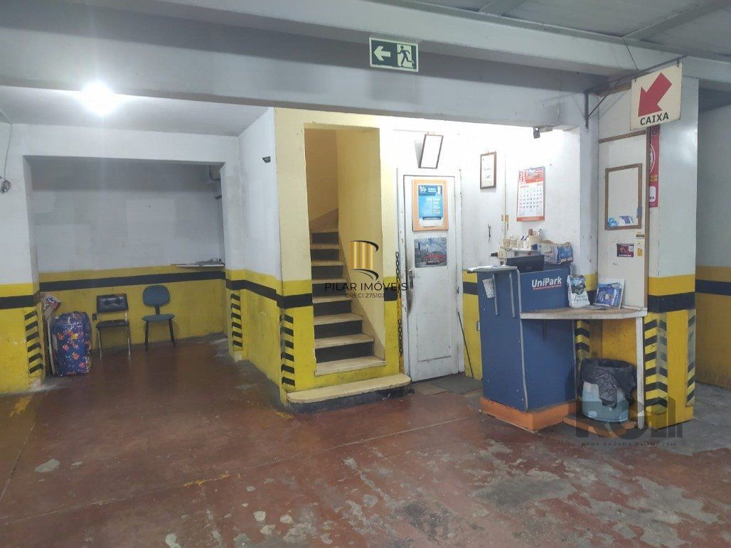 Vende pavilão, garagem de estacionamento para 100 carros, 2.400m² com salas para escritórios e depósito no centro de Porto Alegre