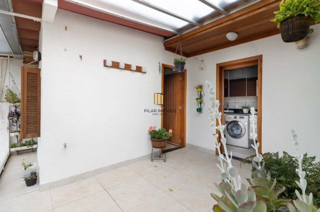 Cobertura com 3 dorms, 2 vagas e amplo terraço no Partenon