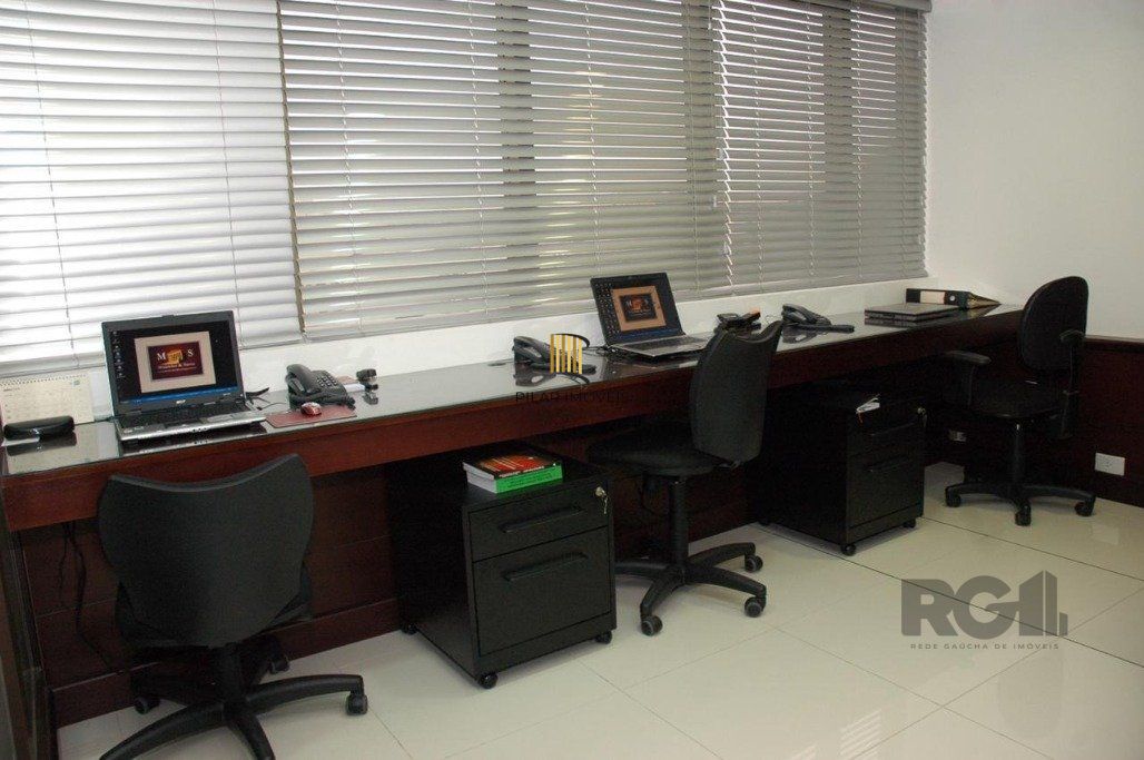 Conjunto comercial desocupado no Edel Trade Center