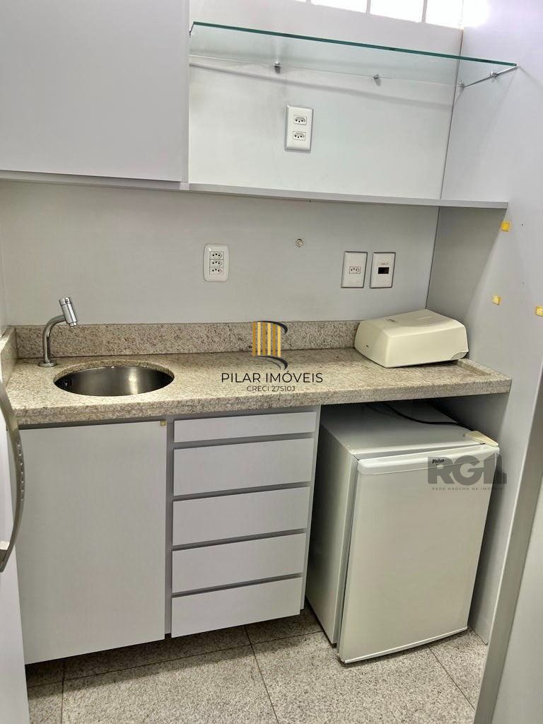 Conjunto comercial para comprar  totalmente mobiliado e desocupado, localizado na prestigiada Rua Felipe Camarão, em frente à Redenção.