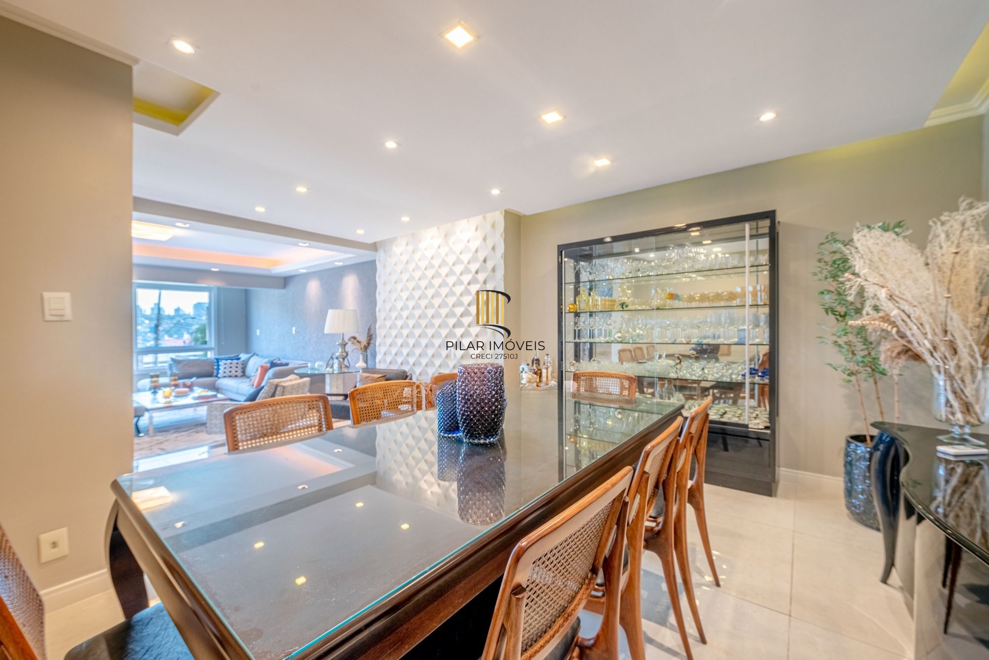 Casa com 357m² e 4 dormitórios, 3 suítes, 3 vagas