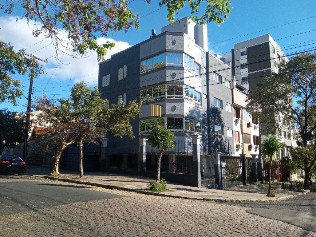 Vende prédio com 3 apartamentos, 9 dormitórios, 3 suíte, 3 salas amplas com churrasqueira, box 6 vaga coberta, 479 m² por R$ 1.200,000,00- São João - Porto Alegre/RS
