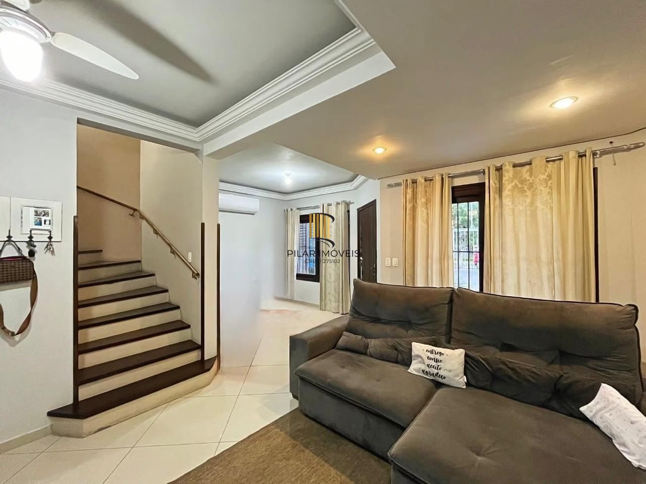 Excelente casa a venda com 3 dormitórios no bairro Tristeza em Porto Alegre.