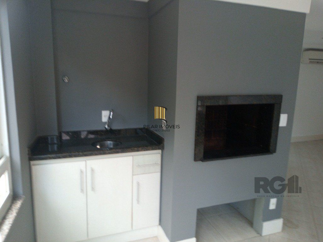 Vende prédio com 3 apartamentos, 9 dormitórios, 3 suíte, 3 salas amplas com churrasqueira, box 6 vaga coberta, 479 m² por R$ 1.200,000,00- São João - Porto Alegre/RS