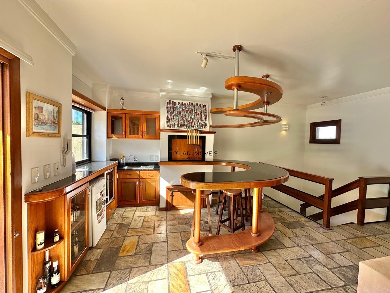 Excelente cobertura a venda semi mobiliada no bairro Higienópolis.