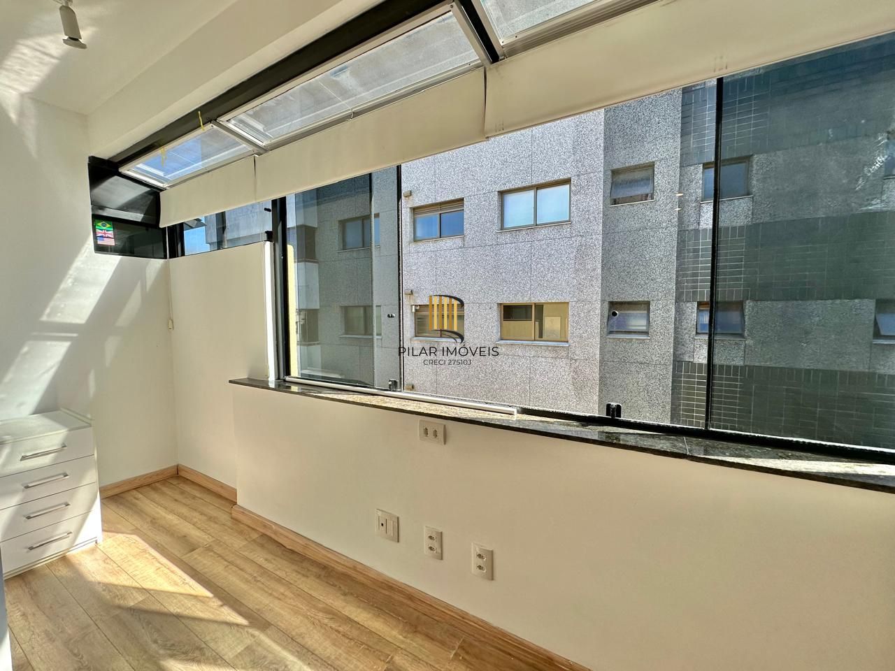 Excelente cobertura a venda semi mobiliada no bairro Higienópolis.