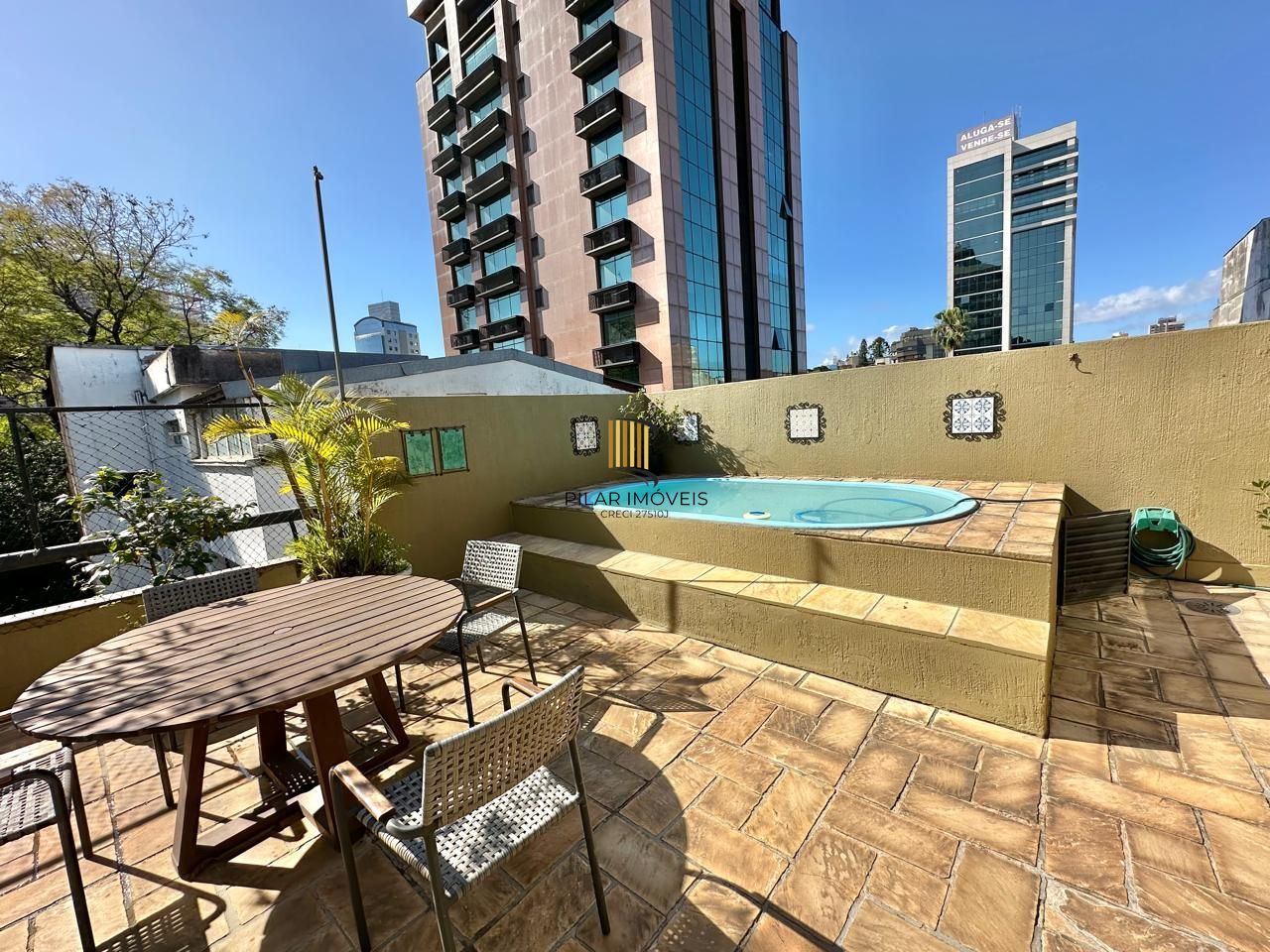 Excelente cobertura a venda semi mobiliada no bairro Higienópolis.