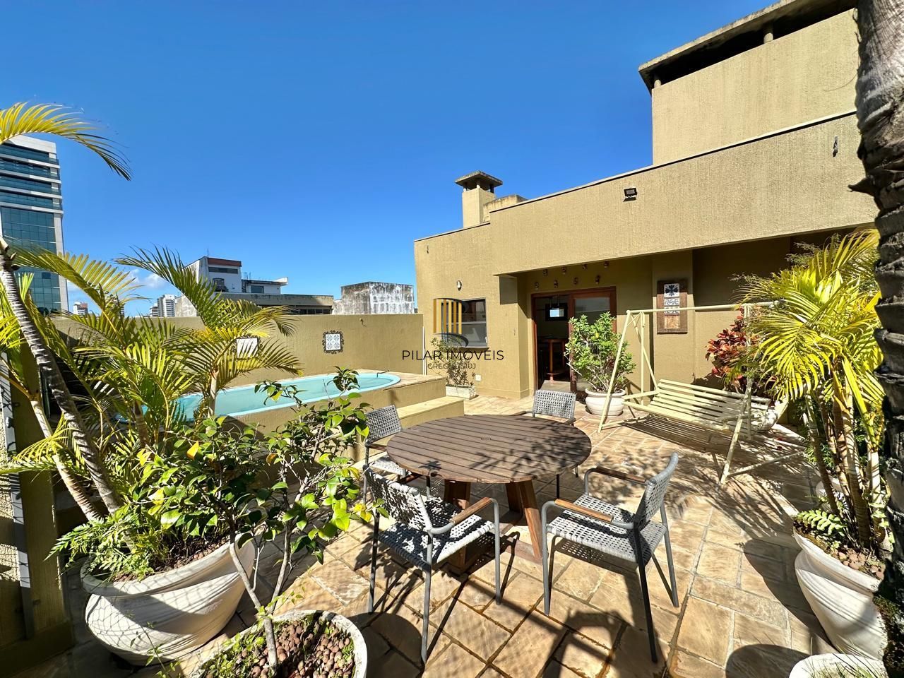 Excelente cobertura a venda semi mobiliada no bairro Higienópolis.