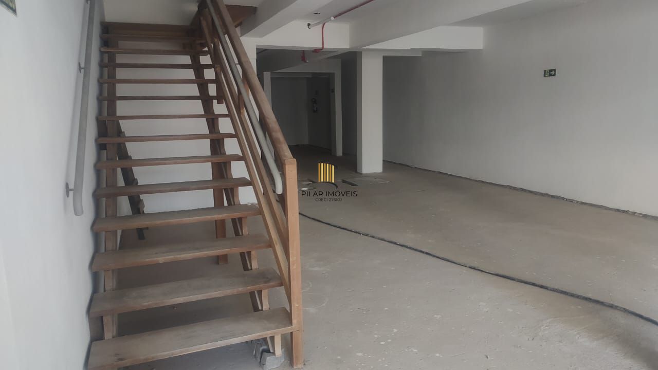 Vende loja ,com mezanino 180m², 2 banheiros