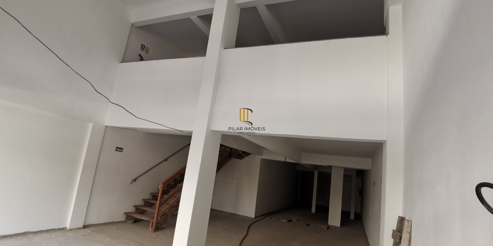 Vende loja ,com mezanino 180m², 2 banheiros