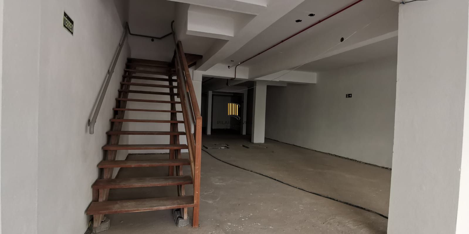 Vende loja ,com mezanino 180m², 2 banheiros