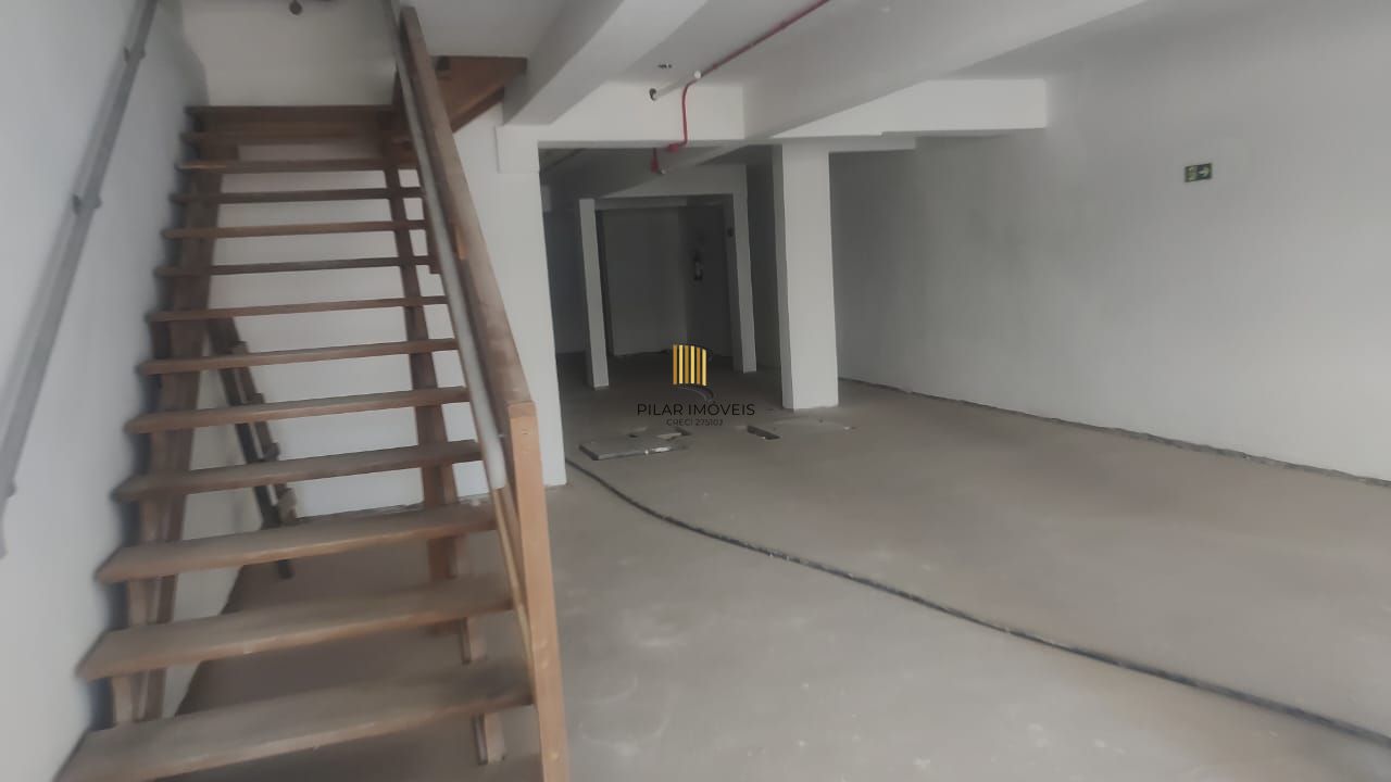 Vende loja ,com mezanino 180m², 2 banheiros