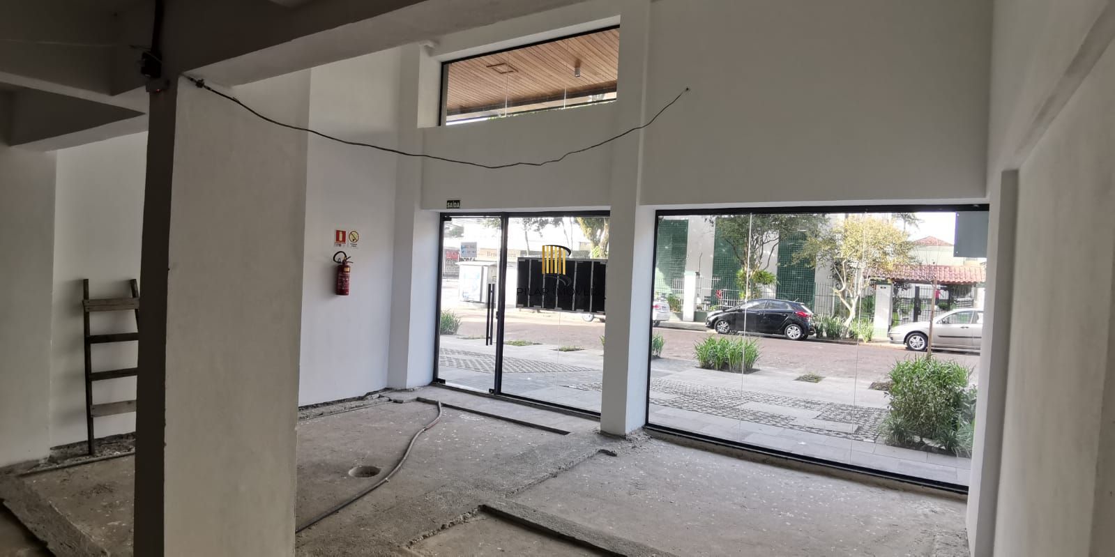 Vende loja ,com mezanino 180m², 2 banheiros