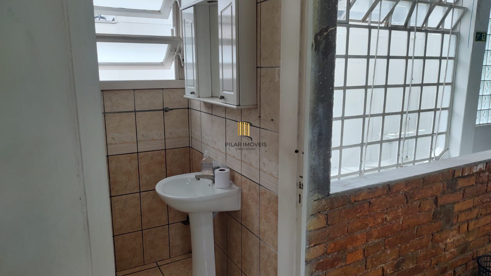 Vende casa comercial  podendo ser usado para vários seguimentos