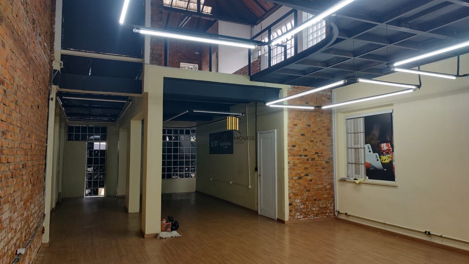 Vende casa comercial  podendo ser usado para vários seguimentos