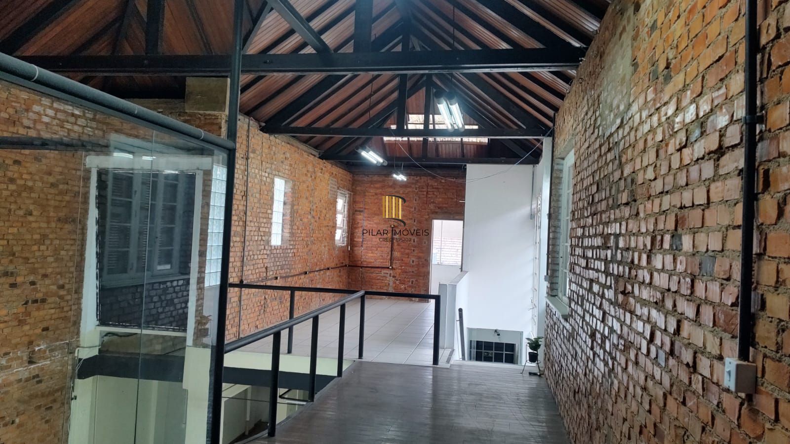Vende casa comercial  podendo ser usado para vários seguimentos