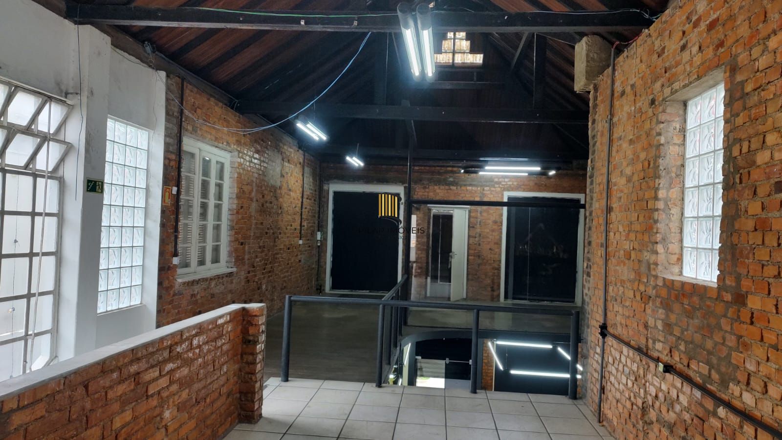 Vende casa comercial  podendo ser usado para vários seguimentos