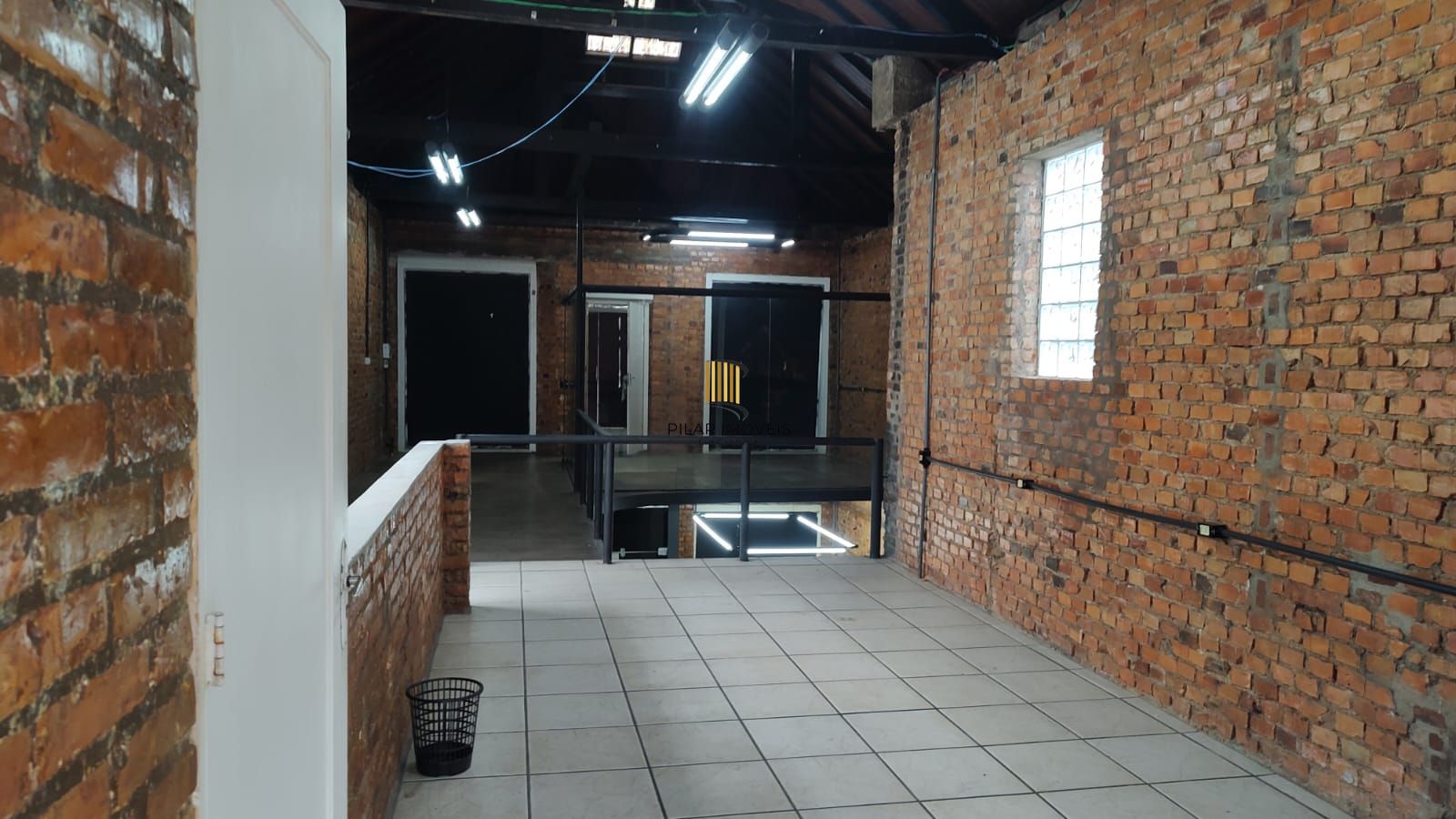 Vende casa comercial  podendo ser usado para vários seguimentos