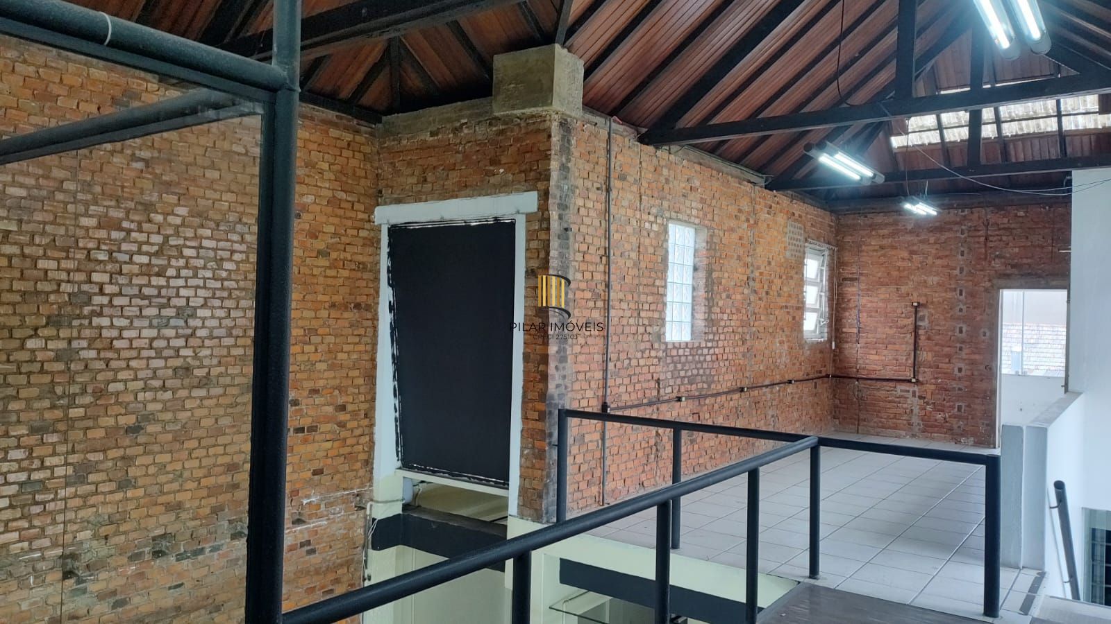 Vende casa comercial  podendo ser usado para vários seguimentos