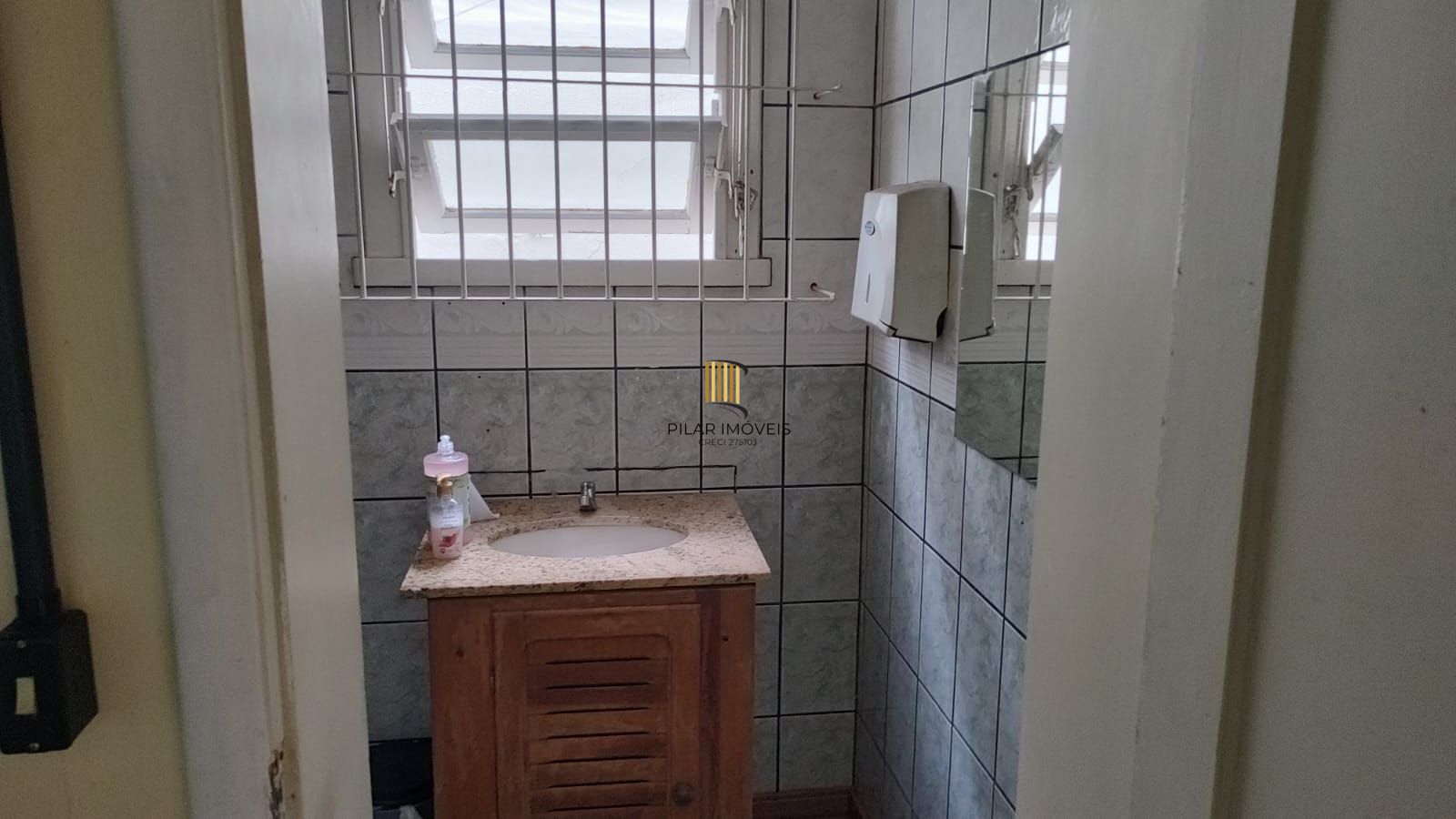 Vende casa comercial  podendo ser usado para vários seguimentos