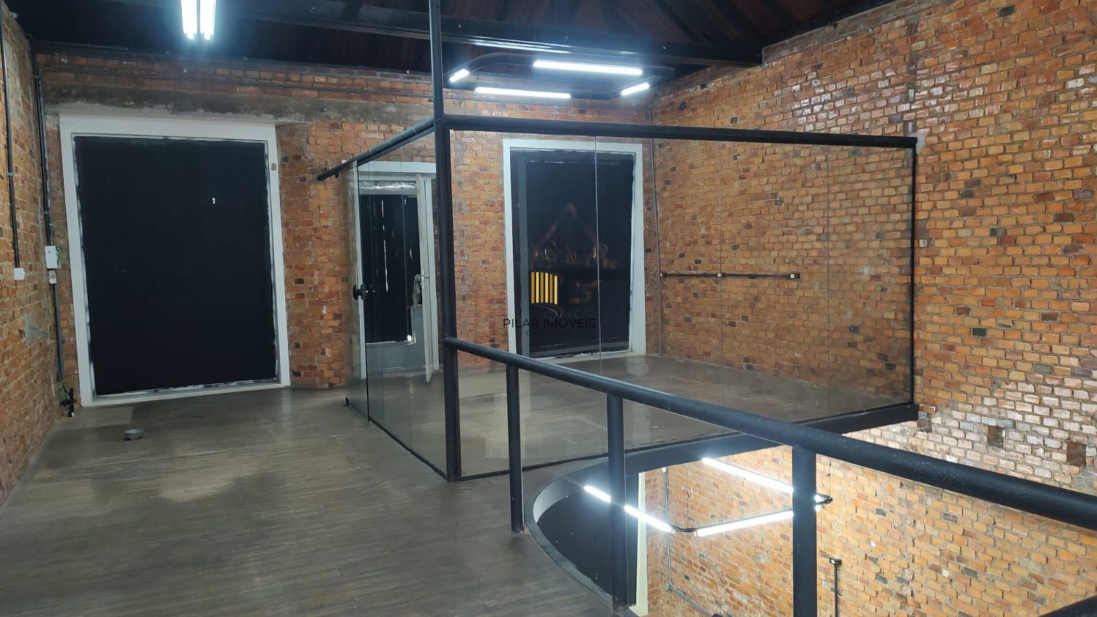 Vende casa comercial  podendo ser usado para vários seguimentos