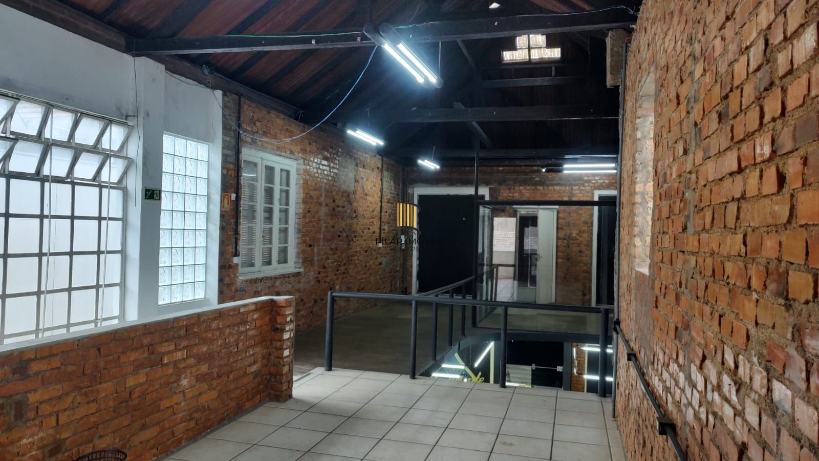 Vende casa comercial  podendo ser usado para vários seguimentos