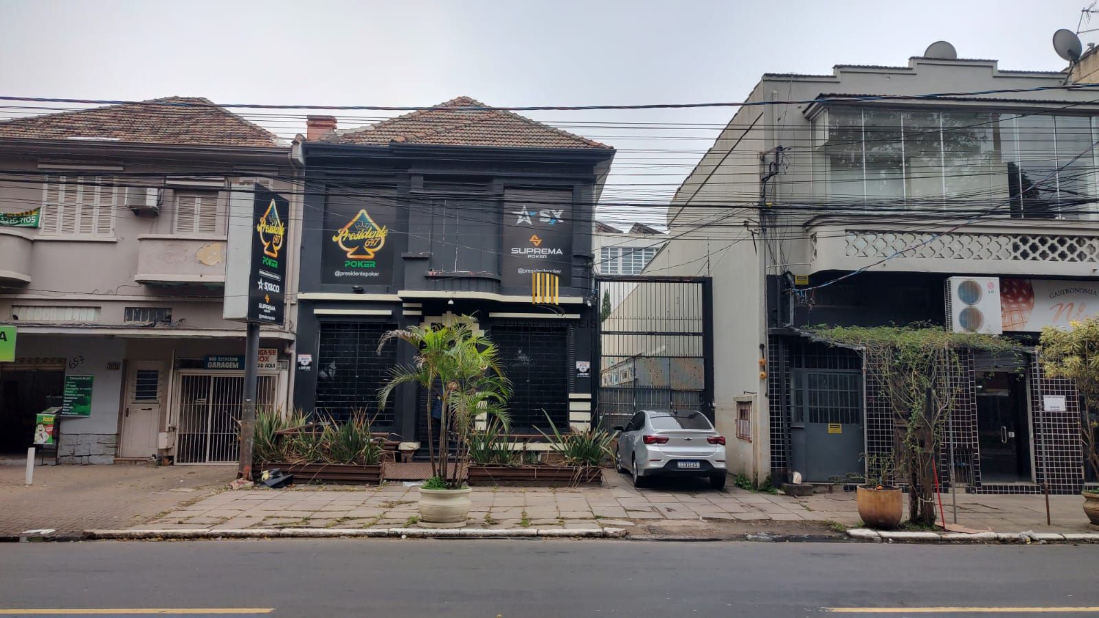 Vende casa comercial  podendo ser usado para vários seguimentos