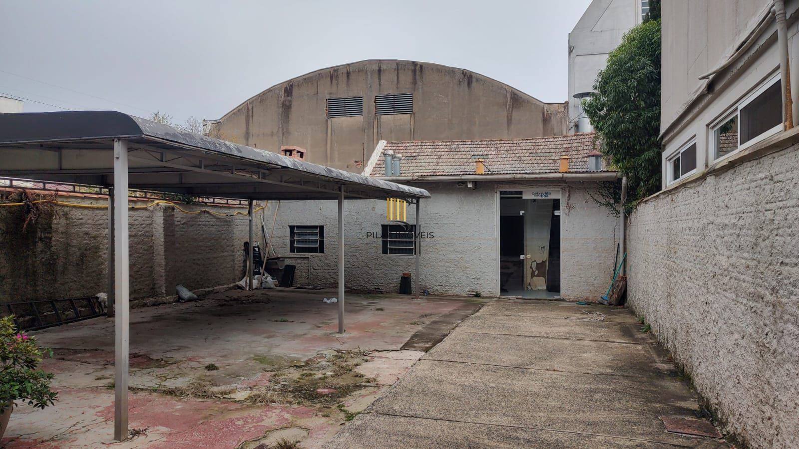 Vende casa comercial  podendo ser usado para vários seguimentos